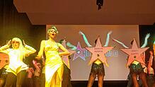 Großes Kino beim TV 1872 Furtwangen in der Festhalle: Carmen Puchinger als Marilyn Monroe ist nur einer der vielen Hingucker des Abends. ...