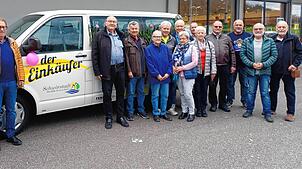Erfolgsmodell: Bürgermeister Fabio Jenisch und Alt-Bürgermeister Artur Bugger mit Fahrern und Nutzern des Einkäufer-Busses (von links). ...