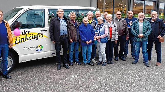 Erfolgsmodell: Bürgermeister Fabio Jenisch und Alt-Bürgermeister Artur Bugger mit Fahrern und Nutzern des Einkäufer-Busses (von links). ...