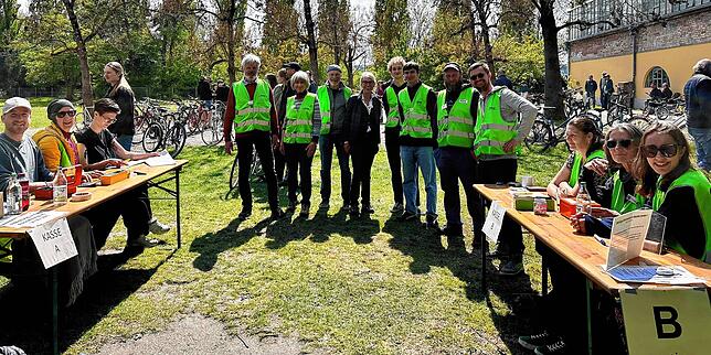 Fahrradflohmarkt des BUND im Konstanzer Palmenhauspark am Samstag, 26. April 2025: Das Team freut sich über den gelungenen Mittag und ...