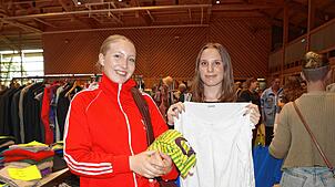 Mara Heller (links) und Lena Rütten kaufen aus verschiedenen Gründen gern Secondhand-Mode ein.