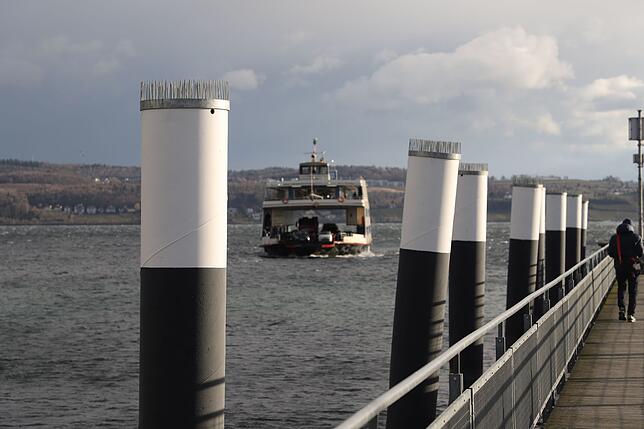 Die letzte Fähre, die heute Morgen zwischen Meersburg und Konstanz fuhr. Sie hatte mit dem starken Wind ordentlich zu kämpfen.