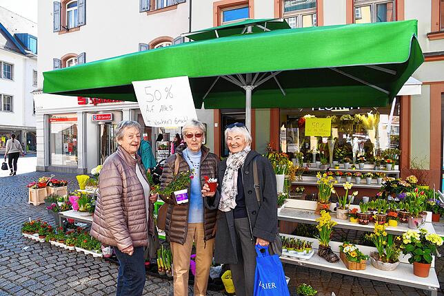 Karin Jörres, Christa Czeke und Heidi Schreiber kaufen Blumen mit einem 50-prozentigen Rabatt ein – der Blumenhändler räumt seinen ...