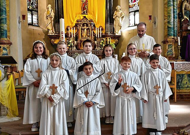 Die Weilhemer Kommunionkinder (hinten, von links): Sarah Bartel, Louis Moffroid, Lukas Pfeiffer, Mathilda Weber, Emma Rieger, Maximilian ...
