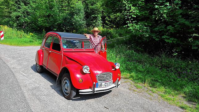 Wolfgang Ratka aus Neufrach genießt die Fahrten in seinem Freizeitmobil 2 CV, weil er extrem weich gefedert ist und sich in den Kurven ...