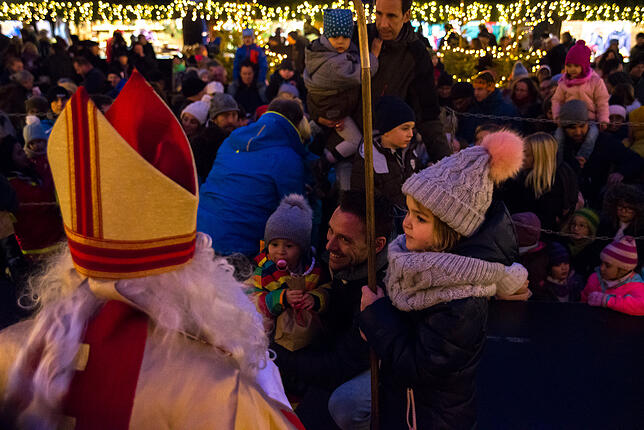 Ein Kind nach dem anderen holte sich beim Nikolaus auf der Bühne sein Geschenksäckchen ab.