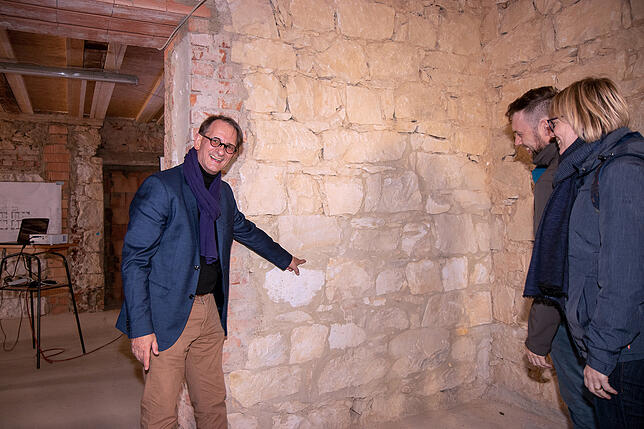 Noch haben im früheren Thalheimer Rathaus Handwerker das Sagen. Beim Richtfest im Herbst zeigte sich Architekt Reinhold Gindele (links) ...