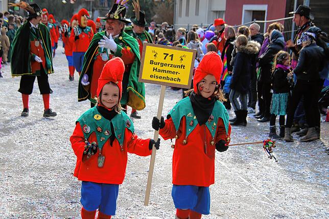 Tausende Narren und Fasnachtsfreunde feierten ausgelassen beim Narrentreffen in Schwerzen. Höhepunkt war der große Fasnachtsumzug am ...