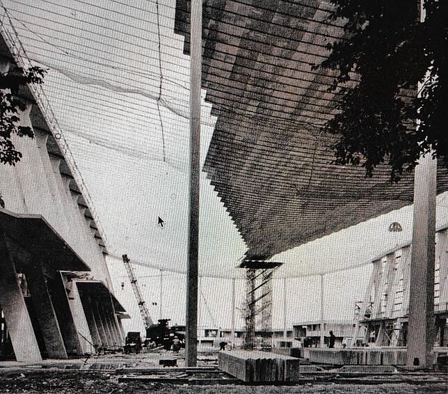 Die Messehalle 1, damals als „Großhalle der IBO – Interboot Friedrichshafen“ bezeichnet, 1968 im Bau: Die Dachhaut aus ...