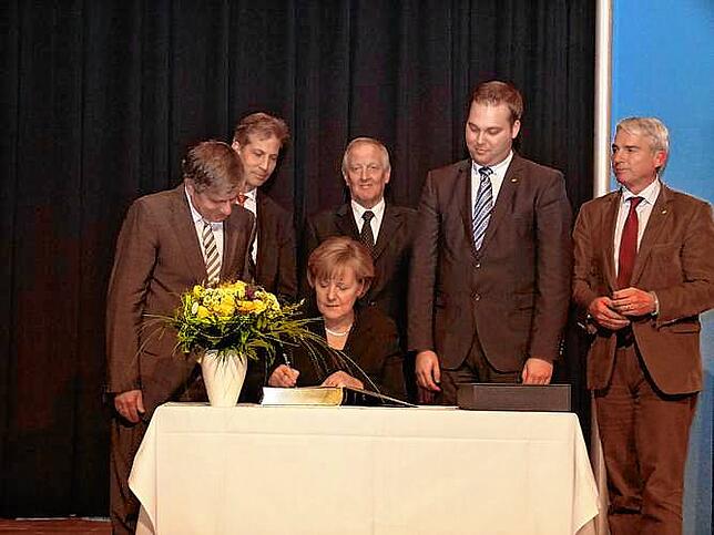 2011: Bundeskanzlerin Angela Merkel trägt sich ins Goldene Buch der Stadt Waldshut-Tiengen ein (stehend von links): OB Martin Albers, ...