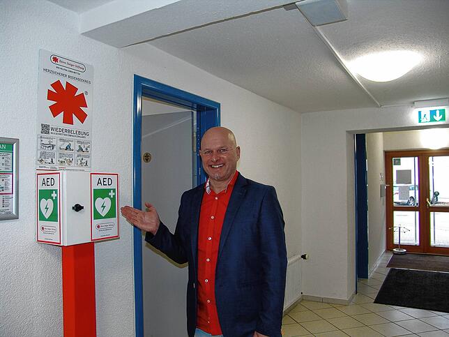 Rektor Gerd Magino zeigt den Automatisierten Externen Defibrillator, den die Björn-Steiger-Stiftung der Schule zur Verfügung stellte. ...
