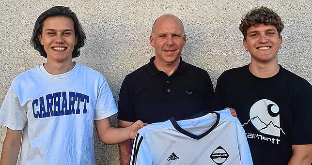 Zurück vom FV Degerfelden: Noah Calvin (links) und David Handke (rechts) mit Trainer Daniel Schulz.