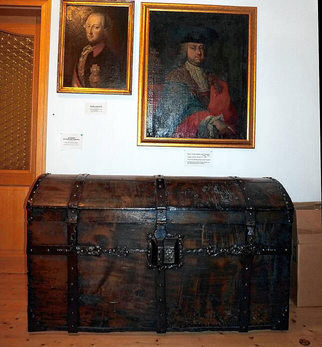 Massiv und alt: Diese Truhe (Landeslade) der einstigen Einungsmeister ist fast 300 Jahre alt und steht in der Stube der Historischen ...