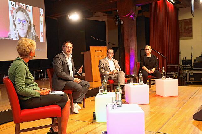 Auf dem Podium (von links): Susanne Benda (Musikjournalistin und Moderatorin), Gabriel Venzago (Chefdirigent), Beat Fehlmann (Intendant, ...