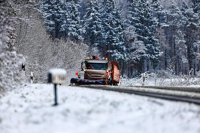 Ein Räumfahrzeug des Winterdienstes ist zwischen Langenenslingen und Friedingen auf der Schwäbischen Alb im Einsatz.