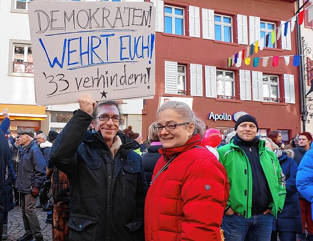 Diese beiden sind mit einer klaren Aufforderung vors Rathaus gekommen.