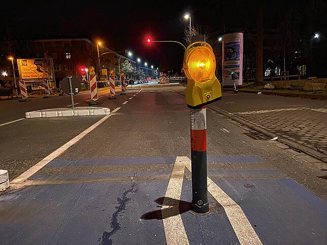 (Archivbild) Als der berühmteste Poller in Konstanz auf der Fahrradstraße zum wiederholten Mal umgenietet wurde, erhielt er sogar eine ...