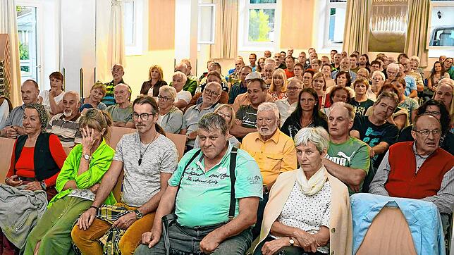 Etwa 100 Bürger waren der Einladung der „Bürgerinitiative Gegenwind 2.0 oberes Bregtal“ gefolgt. Fotos: Stefan Heimpel