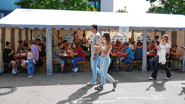 Bild 16: Strahlendes Altweiberwetter beim Albbrucker Dorffest: Tolle Stimmung und buntes Programm