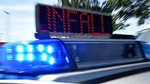 Blaulicht und LED-Laufschrift «Unfall» auf einem Einsatzfahrzeug. (Symbolbild)