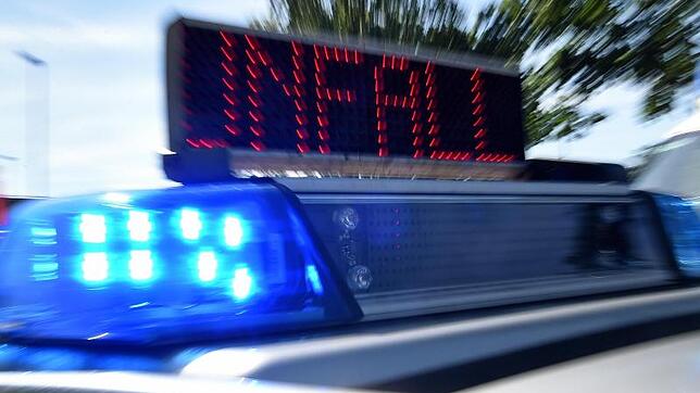 Blaulicht und LED-Laufschrift «Unfall» auf einem Einsatzfahrzeug. (Symbolbild)