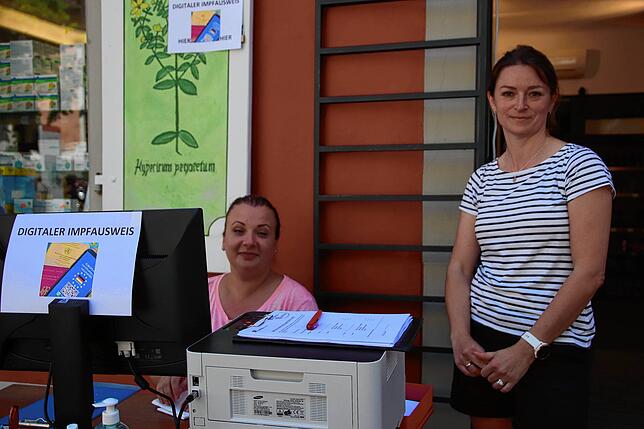 Nina Martschinke (rechts) und Yordanka Caglar bauten ihren Arbeitsplatz vor der Tiergarten-Apotheke auf.