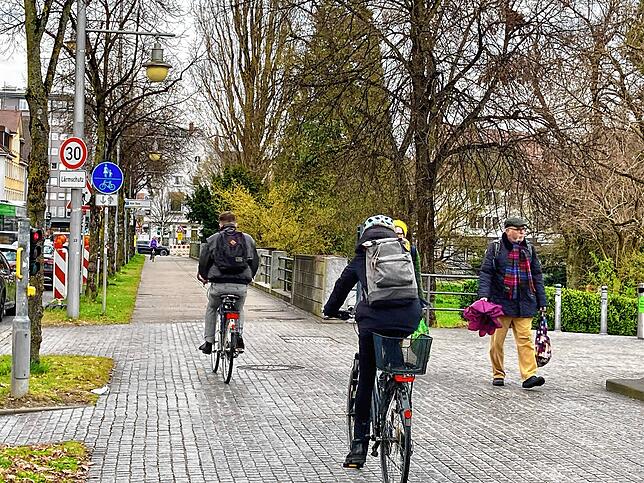 Heute teilen sich Radfahrer und Fußgänger den Geh- und Radweg an der Südseite der Friedrichstraße. Der bleibt künftig allein den ...