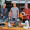 Ist das Schrott oder soll das noch nicht weg? Von links: Werner Schlotter mit Fön, Wolfgang Läuger und Manfred Winter mit Kochplatte, ...