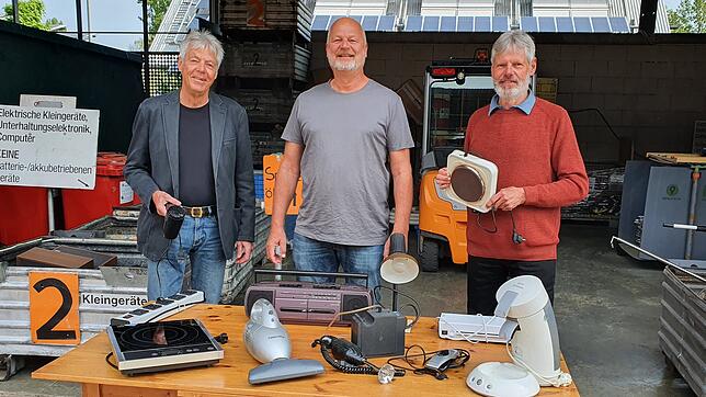 Ist das Schrott oder soll das noch nicht weg? Von links: Werner Schlotter mit Fön, Wolfgang Läuger und Manfred Winter mit Kochplatte, ...