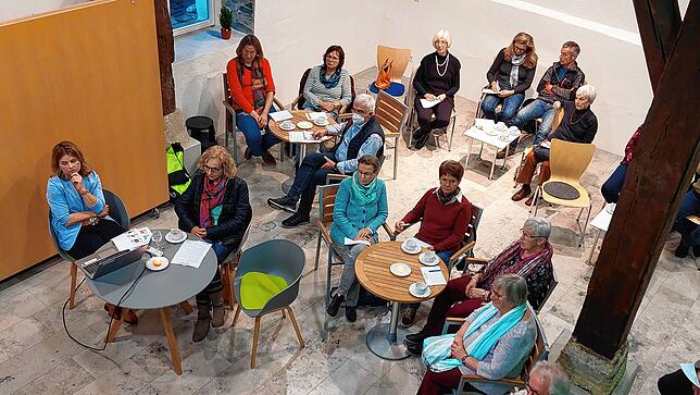 Über 20 Besucher waren in der Stadtbücherei, darunter ein „Stammpublikum“, das sich keinen Bücherherbst entgehen lässt.