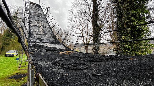 Am Ostermontag meldete ein Passant, dass die Wasserschanze in Möhlin brennt. Das Metallgerüst, welches für Wassersportaktivitäten am ...