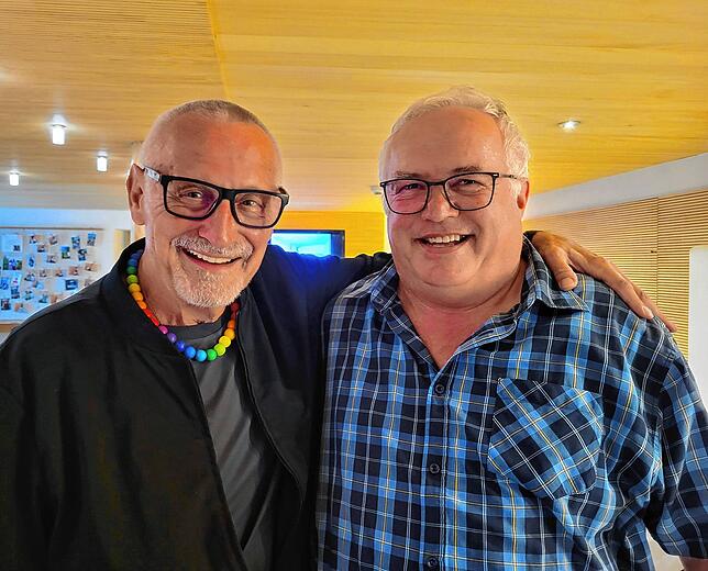 Liedermacher Konstantin Wecker mit dem Höchsten-Wirt Hans-Peter Kleemann, bei dem der Star bei seinen Auftritten in der Region übernachtet.