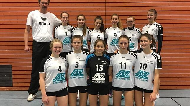 Die Villinger U18-Mädchen spielten beim Turnier in Bad Krozingen mit (hinten von links): Trainer Dirk Becker Evelina Judin, Lisa ...