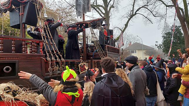 (Archivbild) „So geht der Piratentanz!“: Die Piraten AG kommt am Schmotzigen Dunschtig immer zum Kinderhaus am Salzberg, um mit Kindern ...
