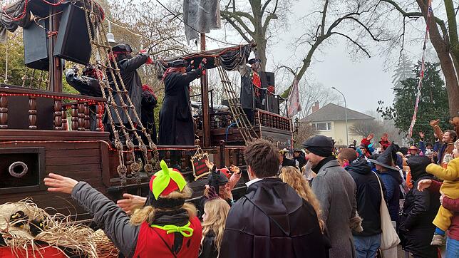 (Archivbild) „So geht der Piratentanz!“: Die Piraten AG kommt am Schmotzigen Dunschtig immer zum Kinderhaus am Salzberg, um mit Kindern ...