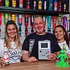Game Boy und Alkopops. Jeanette Svendsen (links) und Sarah Schmider wollen in der Hauptstraße eine Bar mit 90er-Jahre-Flair eröffnen. ...