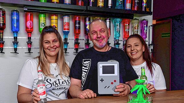 Game Boy und Alkopops. Jeanette Svendsen (links) und Sarah Schmider wollen in der Hauptstraße eine Bar mit 90er-Jahre-Flair eröffnen. ...