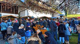Reges Treiben herrscht auf dem Hofgut Albführen. Viele Besucher fanden sich bei einem Gläschen Punsch und einer knackigen Wurst zu einem ...