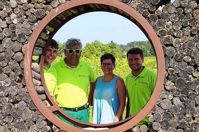 Die Familie Wildi mit Pius, Dietmar, Claudia und Benedikt hat zahlreiche Installationen in das Feld integriert.