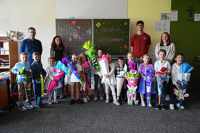 Manuel Schuster, Johanna Triller, Lara Dangel und David Markovic (FSJ) begrüßen zwölf Kinder in der Familienklasse FU8b.