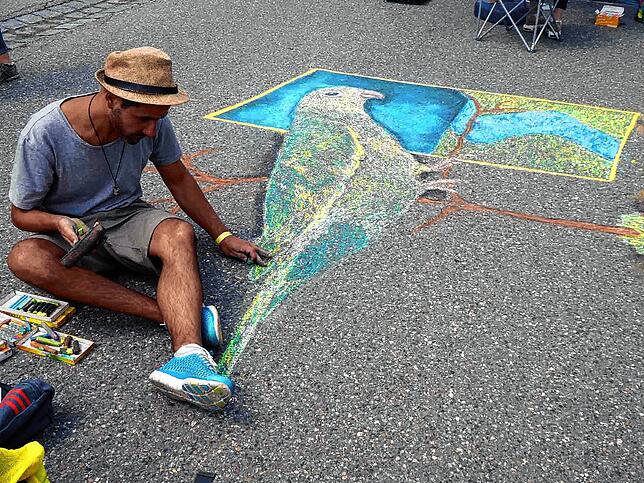 Viele der Profis beim Street-Art-Festival kommen aus Italien wie Stefano Buonante mit seinem plaktiven Vogelmotiv. Bild: Bernhard Lutz