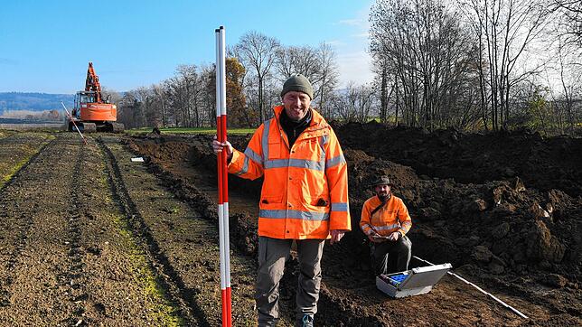 Kreisarchäologe Jürgen Hald (vorne) und sein Mitarbeiter Björn Schleicher bei archäologischen Probeschürfen auf dem Grundstück für das ...