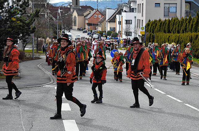 Bild 16: Bilder vom Narrenbaum-Umzug in Stockach mit Schaulustigen