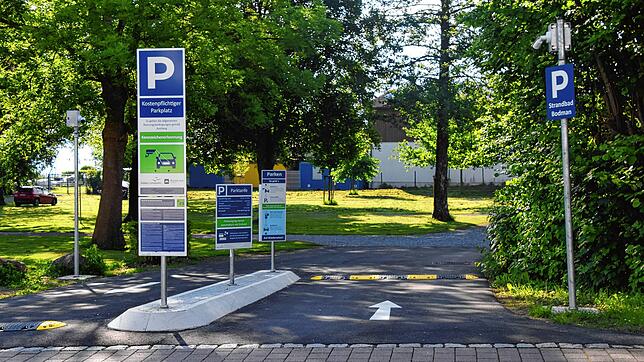 Ab dem 1. Juni gilt die neue Parkraumbewirtschaftung: Auf dem Strandbadparkplatz Bodman (Bild) und vier weiteren Parkplätzen werden die ...