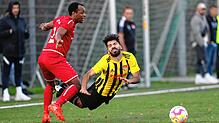 Der Türk. SV Konstanz (Alireza Yaghoobi, rechts) musste sich dem SC Pfullendorf II (Emmanuel Onyeka Agu) 3:0 geschlagen geben.