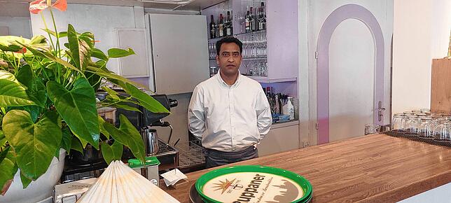 Delip Sing ist der Bruder von Restaurant-Besitzer Vikram Singh. Er steht im Meera hinter der Theke und arbeitet im Service.