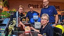 Auch an ihrem letzten Arbeitstag sitzt Marianne Jenkner pflichtbewusst an der Kasse des Edekamarkts Haas in Tennenbronn. Am Freitag ...