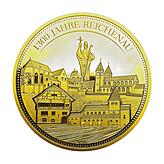 Die Jubiläumsmedaille in Gold. Auf ihr zu sehen eine Collage aus den drei bedeutenden, mittelalterlichen Kirchen, der Statue des ...