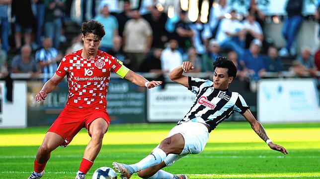 Villingens Flavio Santoro versucht grätschend, den Mainzer Kapitän Daniel Gleiber zu stoppen. Die Regionalliga-Partie im Friedengrund ...