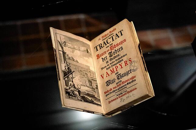 Buch des Theologen Michael Ranfft aus dem Jahr 1734 mit dem Titel „Tractat von dem Kauen und Schmatzen der Todten in Gräbern“, Leihgabe ...